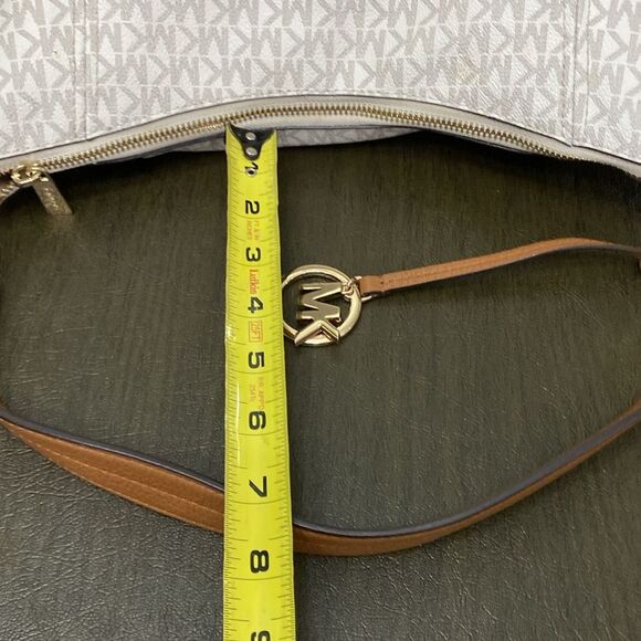 Michael Kors Anita Large Convertible Shoulder Bag vanilla monogram pattern. 2pc - Picture 8 of 16